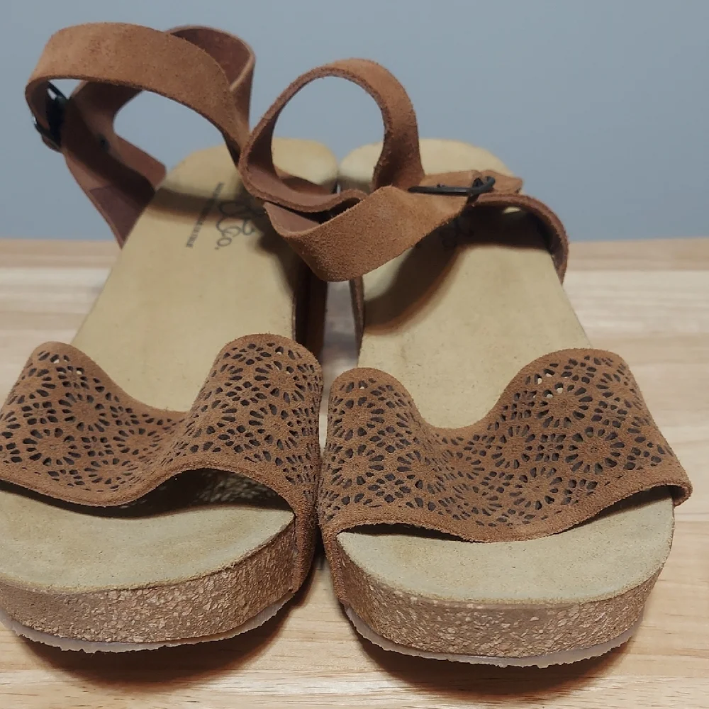 NWOT Bos. & Co. Italian Brown Suede Laser-Cut Floral Wedge Sandals Size 39 / 9